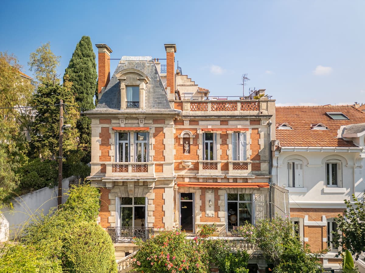 Façade d'un hôtel particulier en brique et pierre à Marseille