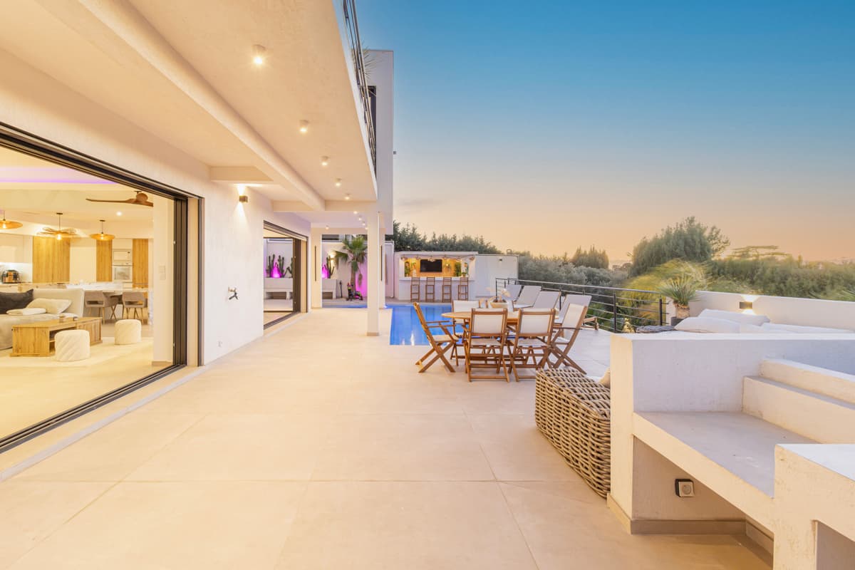 Villa de luxe avec piscine au coucher du soleil