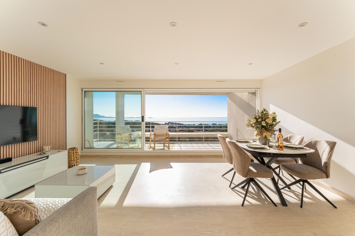 Appartement Bandol salon avec vue mer